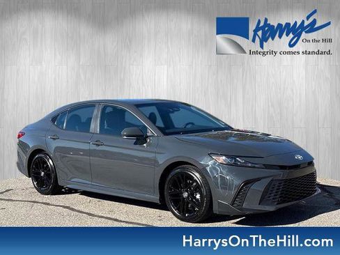 Used 2025 Toyota Camry SE image 1