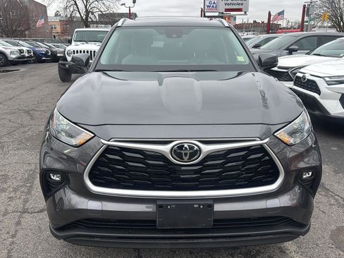 Used 2022 Toyota Highlander XLE image 3