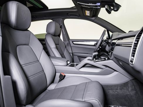 Certified 2023 Porsche Cayenne Platinum Edition image 15