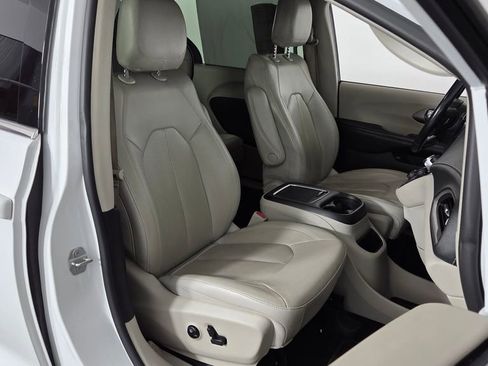 Used 2021 Chrysler Pacifica Touring-L FWD image 37