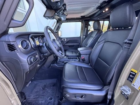 Used 2025 Jeep Gladiator Sport image 11