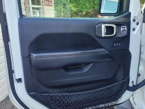 Used 2018 Jeep Wrangler Unlimited Sahara AWD/4WD image 10