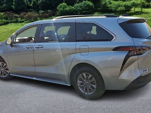 Used 2024 Toyota Sienna XLE image 6