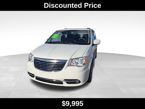 Used 2013 Chrysler Town & Country Touring image 3