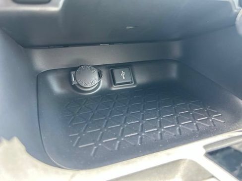 Used 2021 Toyota RAV4 LE AWD/4WD image 25