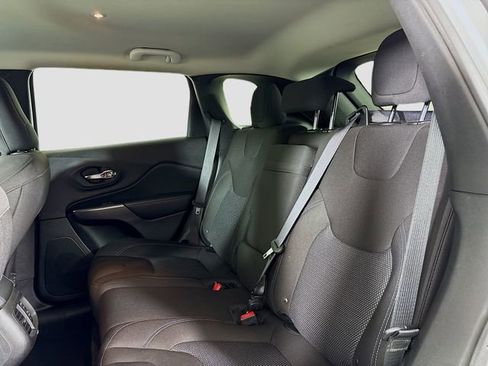 Used 2019 Jeep Cherokee Latitude w/ Popular Appearance Group FWD image 21