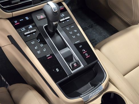 Used 2025 Porsche Macan image 20