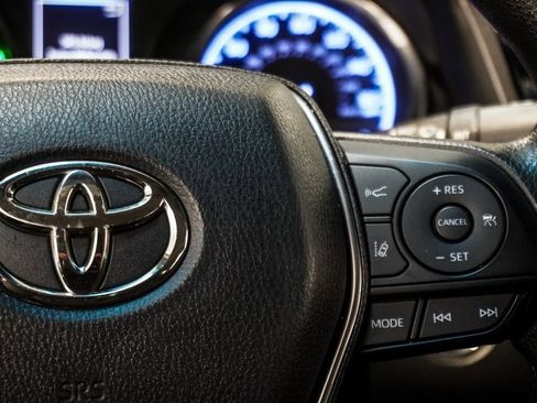 Used 2020 Toyota Camry LE image 15