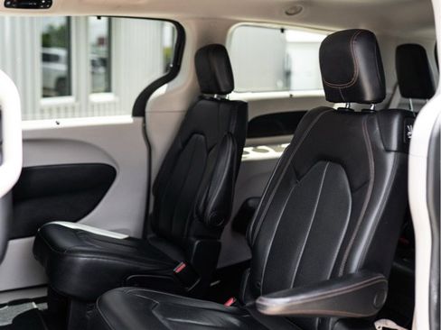 Used 2019 Chrysler Pacifica Touring-L FWD image 9