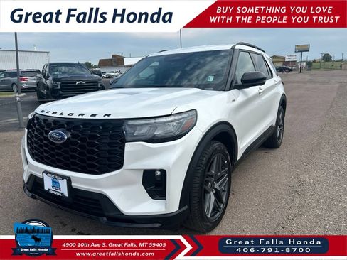 Used 2025 Ford Explorer ST-Line w/ ST-Line Street Pack AWD/4WD image 3