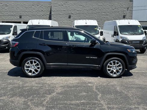 Used 2024 Jeep Compass Latitude AWD/4WD image 2