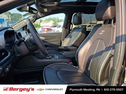 Used 2026 Chrysler Pacifica Limited w/ S Appearance Package FWD image 17