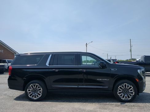 Used 2023 GMC Yukon XL Denali Ultimate AWD/4WD image 2