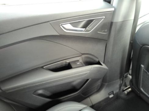 Used 2022 Audi Q4 e-tron Prestige AWD/4WD image 33