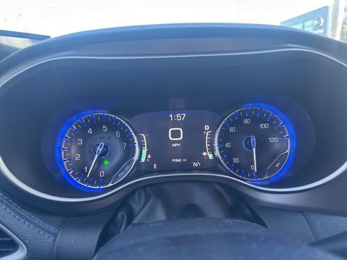 Used 2021 Chrysler Pacifica Touring-L image 4