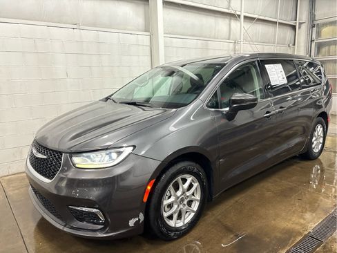 Used 2023 Chrysler Pacifica Touring-L image 31