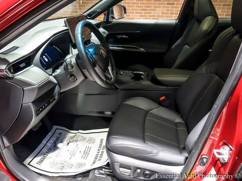 Used 2024 Toyota Venza Limited image 14