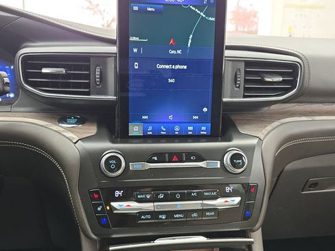 Used 2020 Ford Explorer Platinum w/ Premium Technology Package image 21