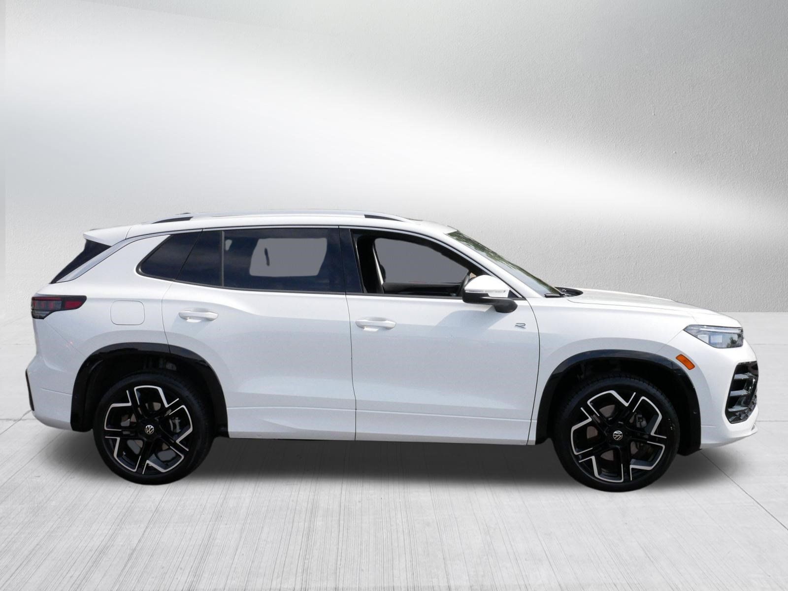 Certified 2026 Volkswagen Tiguan SEL R-Line AWD/4WD image 8