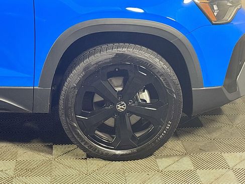 Certified 2025 Volkswagen Taos SE image 23