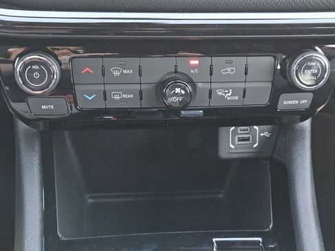 New 2026 Jeep Compass Latitude image 11