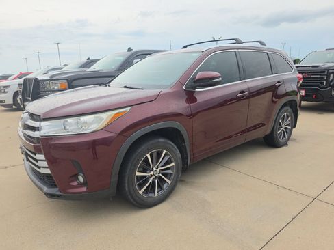 Used 2017 Toyota Highlander XLE FWD image 1