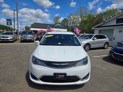 Used 2017 Chrysler Pacifica Touring-L FWD image 3
