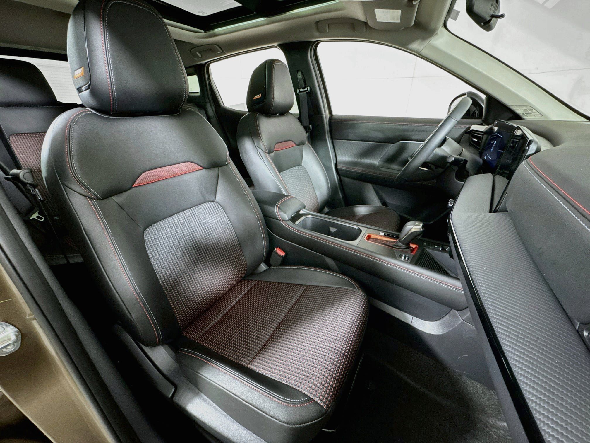 Used 2026 Nissan Kicks SR w/ SR Premium Package FWD image 28