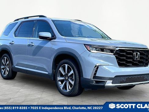 Used 2025 Honda Pilot Touring image 1