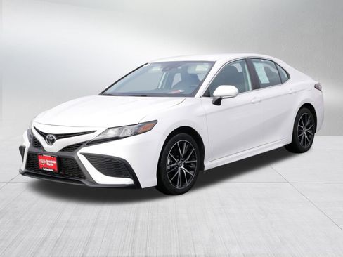 Certified 2023 Toyota Camry SE image 3