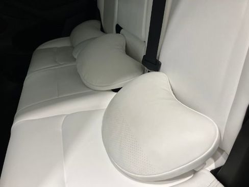 Used 2022 Tesla Model Y Long Range image 27