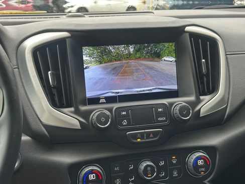 Used 2024 GMC Terrain SLT image 17