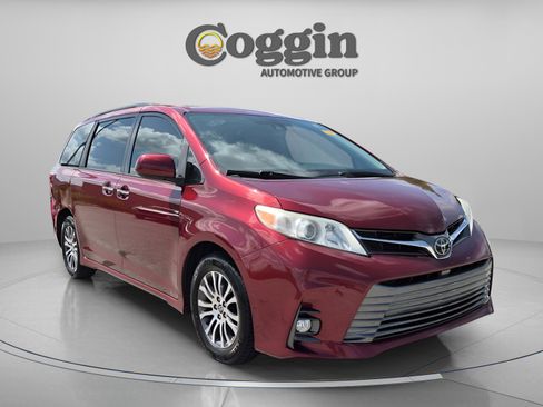 Used 2019 Toyota Sienna XLE w/ XLE Navigation Package FWD image 5