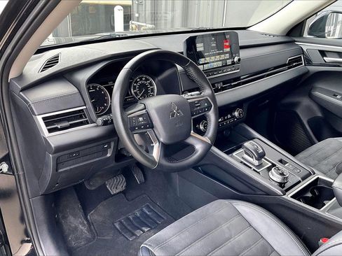 Used 2024 Mitsubishi Outlander SE image 14