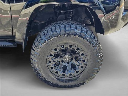 Used 2018 Toyota 4Runner SR5 AWD/4WD image 9