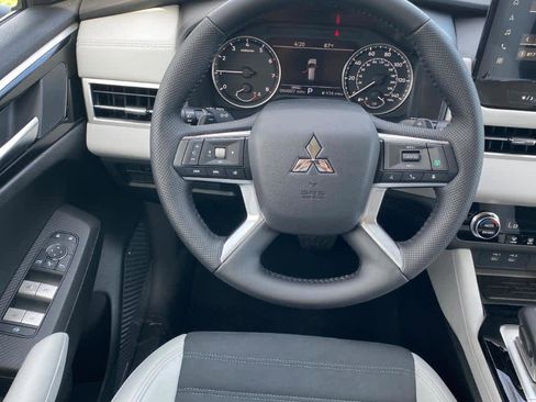 New 2025 Mitsubishi Outlander SE image 4