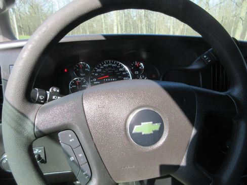 Used 2018 Chevrolet Express 3500 Extended w/ Driver Convenience Package image 33