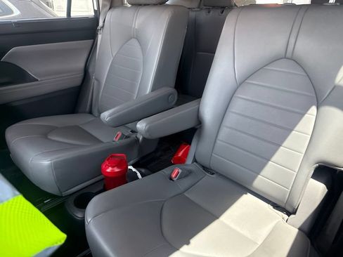 Used 2022 Toyota Highlander XLE AWD/4WD image 7