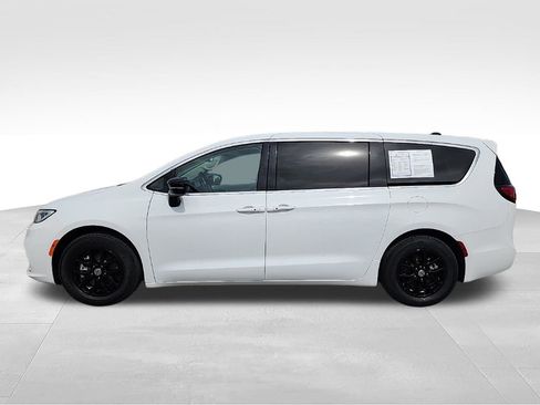 Used 2024 Chrysler Pacifica Touring-L FWD image 6