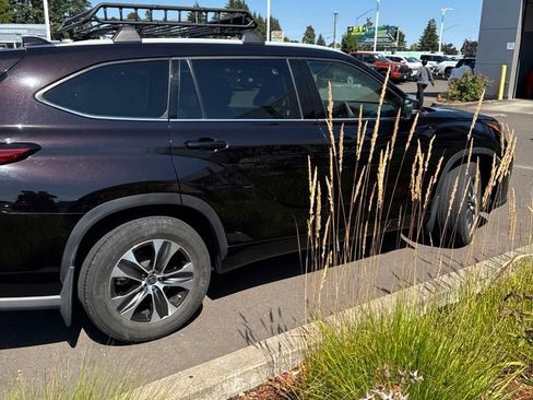 Used 2022 Toyota Highlander XLE AWD/4WD image 5