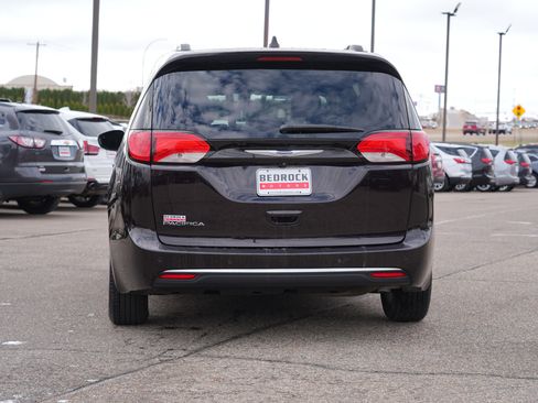Used 2019 Chrysler Pacifica Touring-L image 4