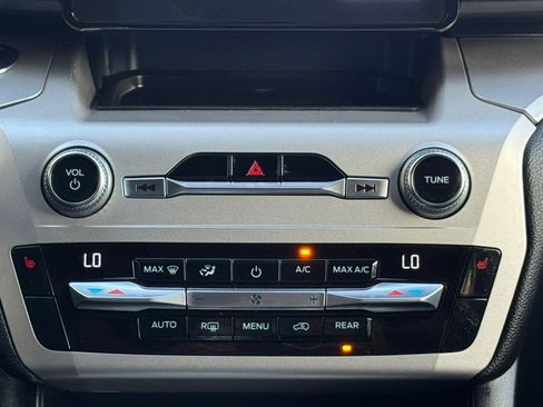 Used 2021 Ford Explorer XLT image 25