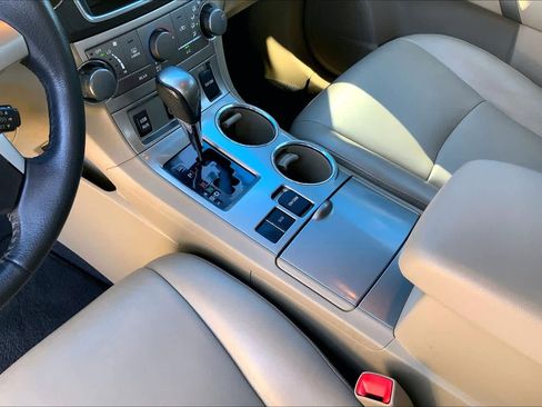 Used 2013 Toyota Highlander SE image 17