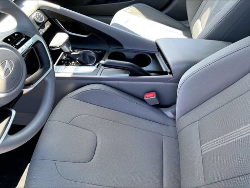Used 2025 Hyundai Elantra SE FWD image 20