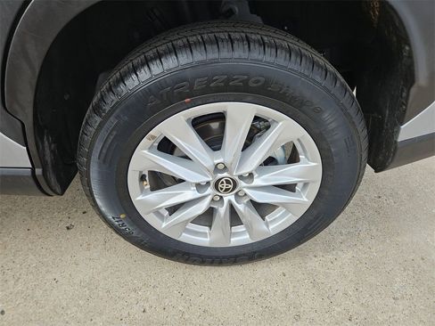 Used 2025 Toyota Corolla Cross LE image 27