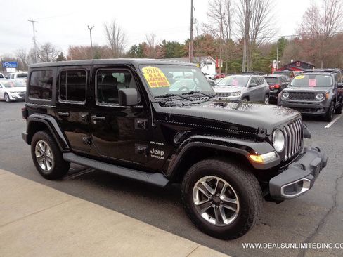Used 2018 Jeep Wrangler Unlimited Sahara AWD/4WD image 2