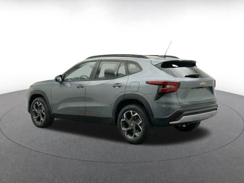 Used 2025 Chevrolet Trax LT FWD image 6