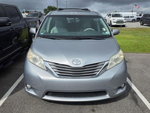 Used 2013 Toyota Sienna XLE w/ Entertainment Pkg FWD image 2