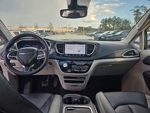Used 2024 Chrysler Pacifica Touring-L FWD image 30