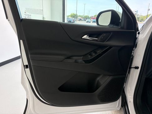 New 2027 Chevrolet Equinox LT w/ Convenience Package II FWD image 24